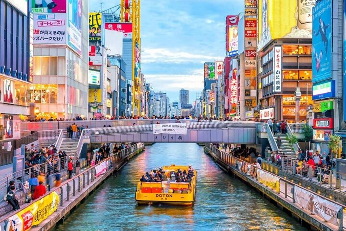 una barca gialla in un fiume in una città