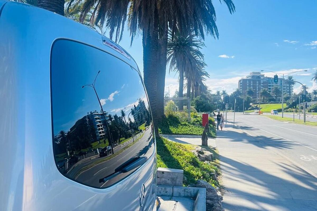 uno specchietto retrovisore laterale di un'auto parcheggiata su una strada