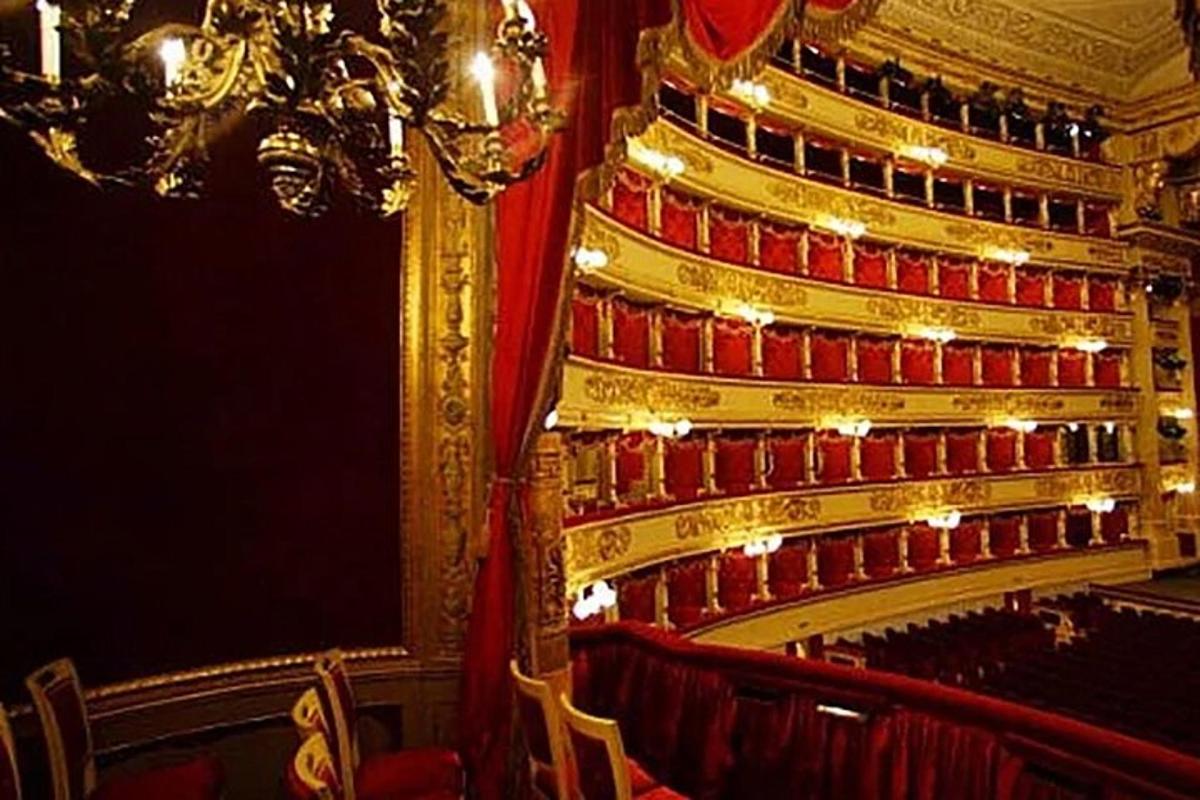 un auditorium di un teatro con sedili rossi e un lampadario