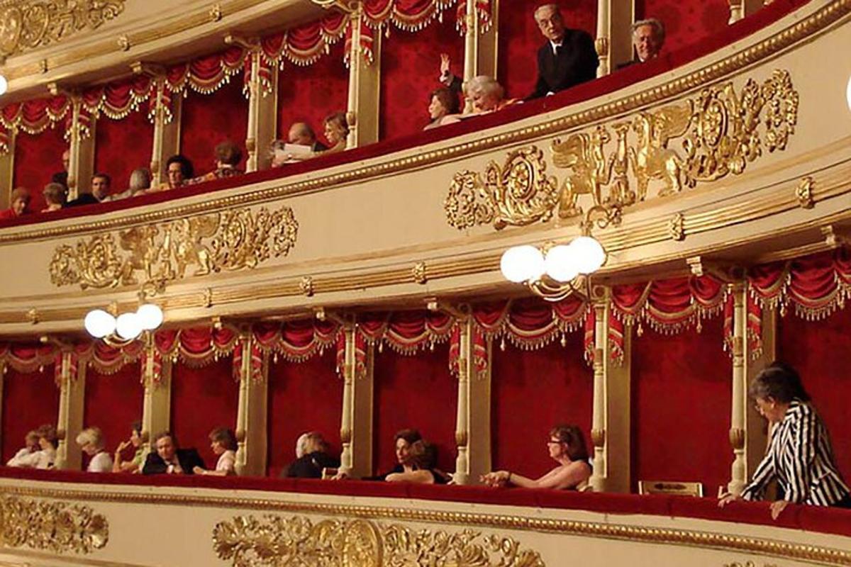 un gruppo di persone sedute in un teatro