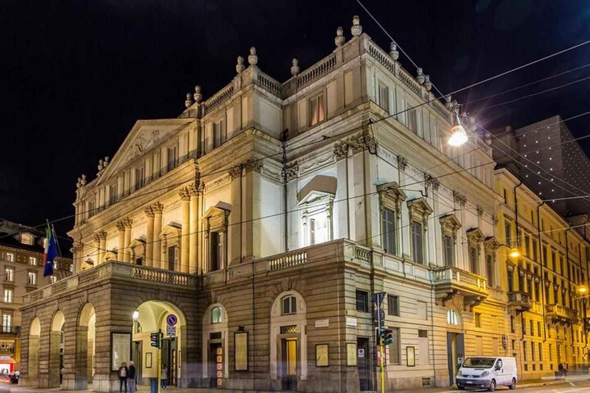 un grande edificio su una strada cittadina di notte