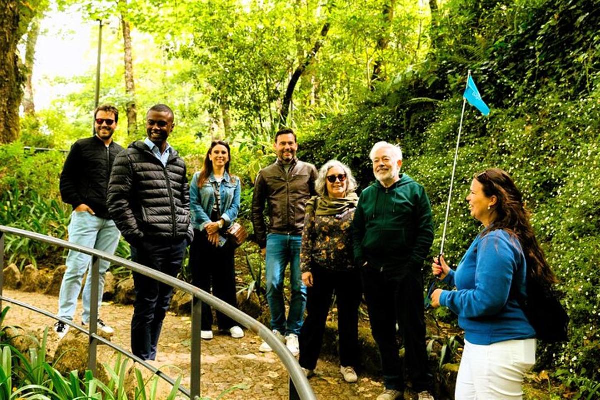 un grup de persones dempeus en un sender en un bosc