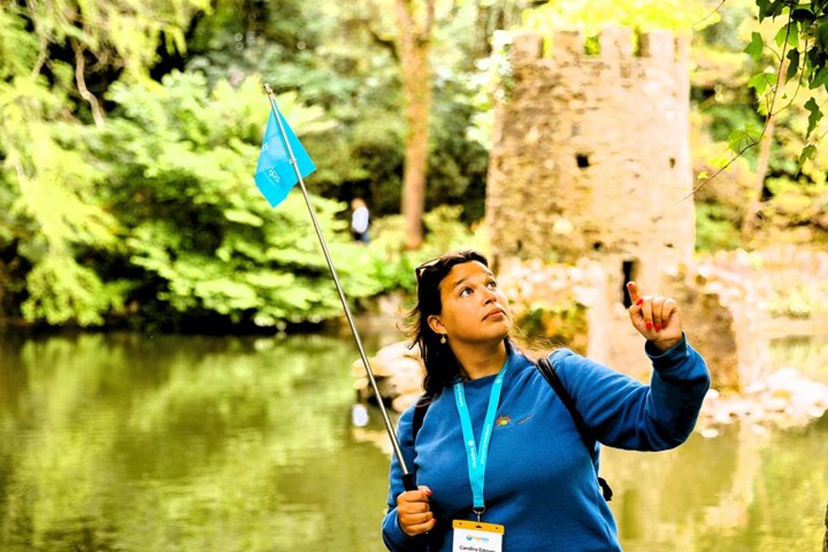 una dona que sosté una bandera blava davant d'un riu