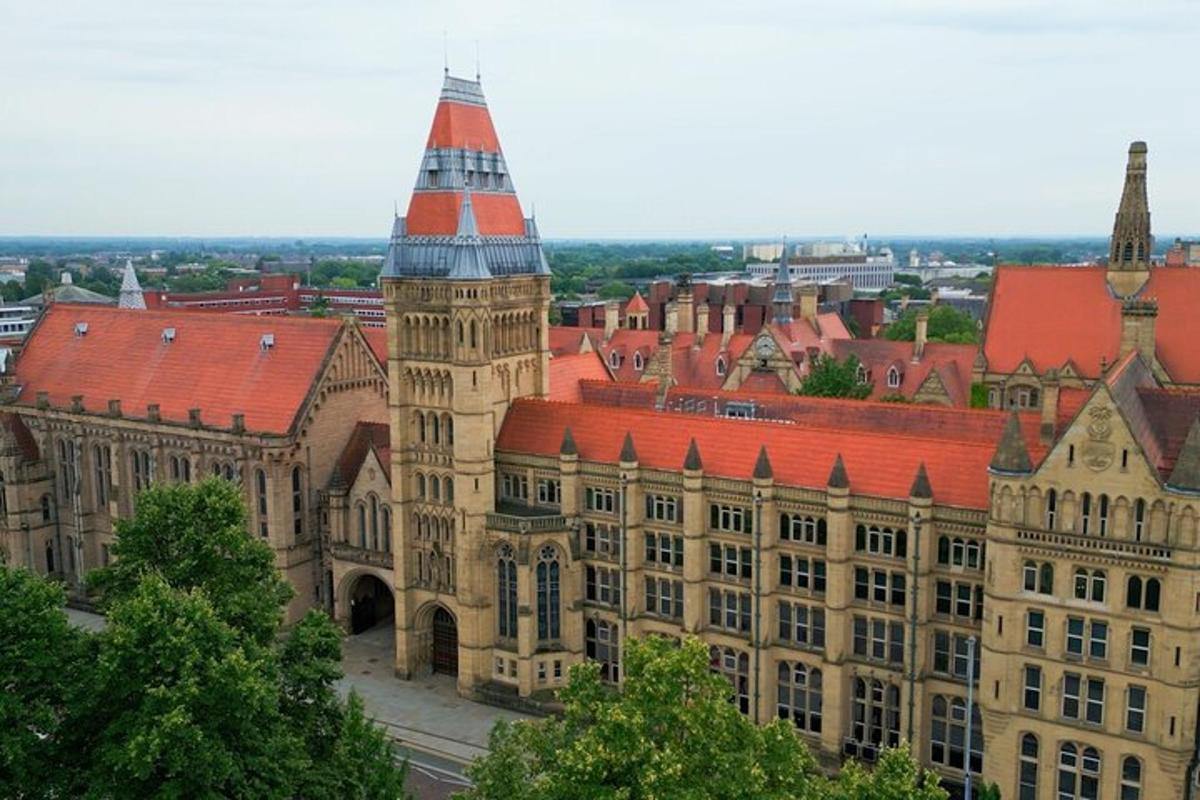 ein großes Gebäude mit einem Turm mit einem roten Dach