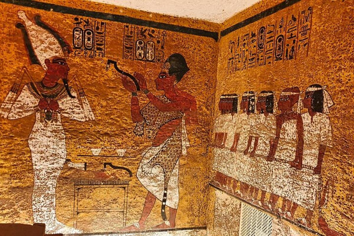 eine Wand mit Mosaiken in einem Gebäude