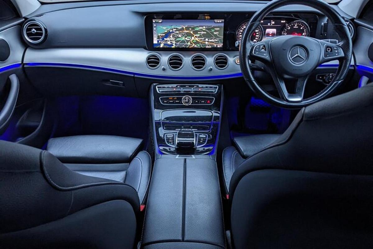 pemandangan kokpit kereta acedes benz
