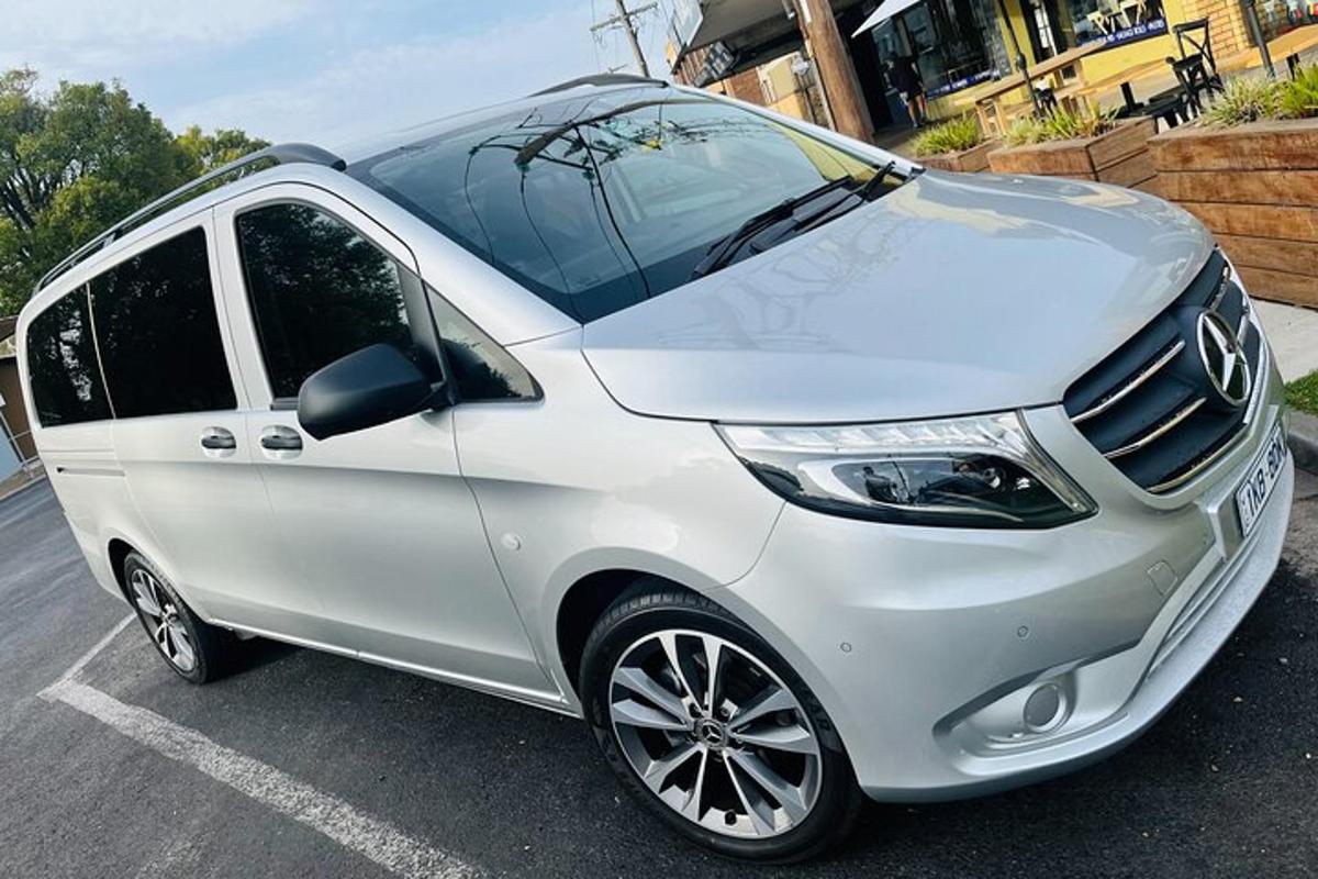 sebuah kereta putih diletakkan di tempat letak kereta