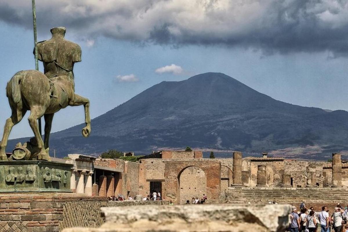 una statua di un uomo a cavallo con una montagna sullo sfondo