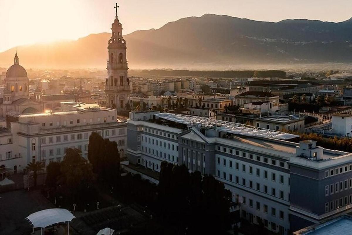 una vista di una città con una torre dell'orologio