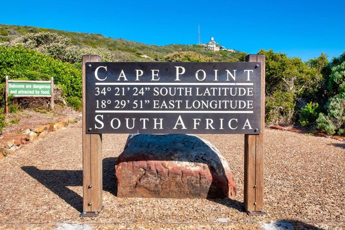 ženklas su užrašu „Cape Point“ su akmenine krosnimi