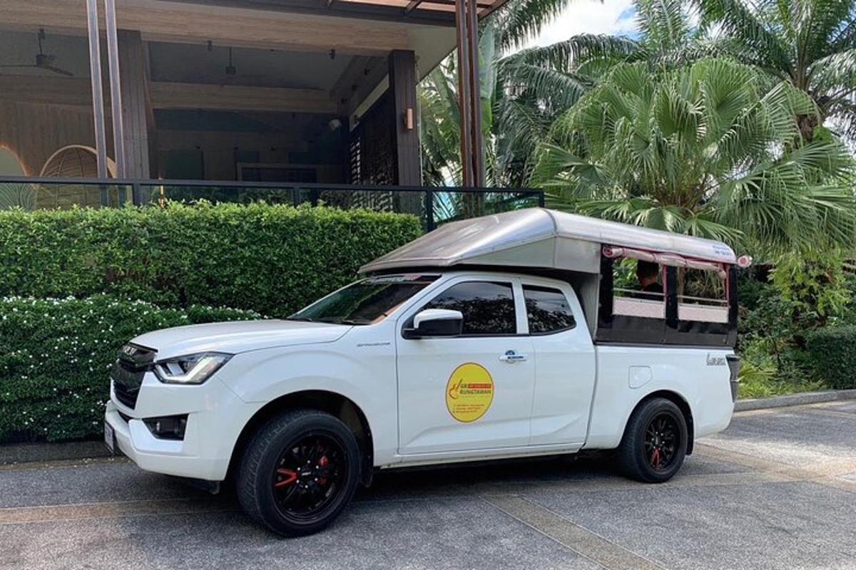 sebuah lori putih berhenti di hadapan sebuah rumah