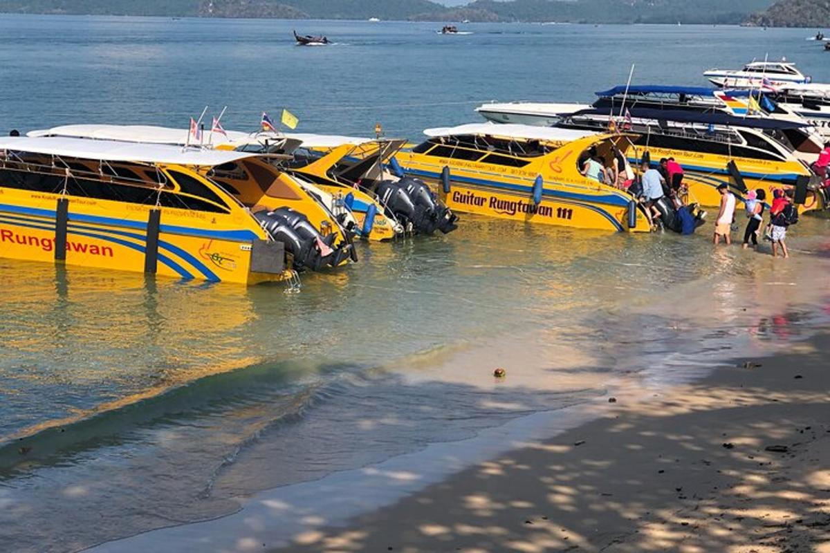 sekumpulan bot kuning duduk di dalam air