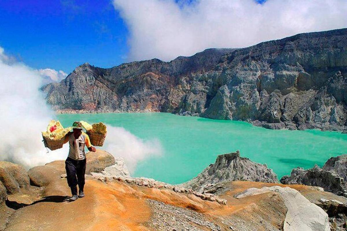 một người đứng trên núi nhìn xuống một vùng nước