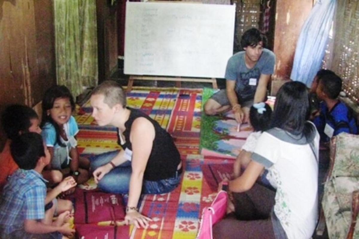 một nhóm người đang ngồi trên sàn nhà
