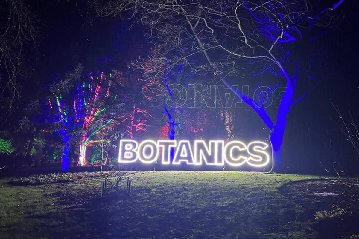 uma placa iluminada em um parque à noite