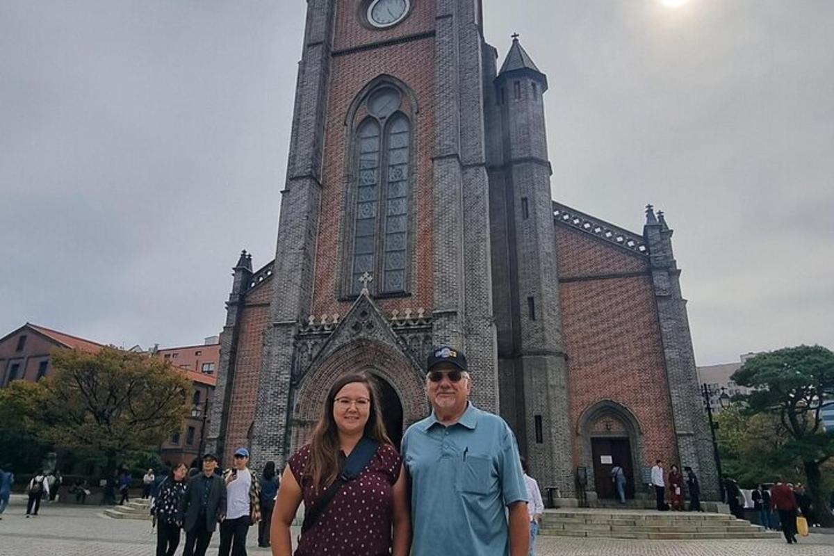 un homme et une femme debout devant une église