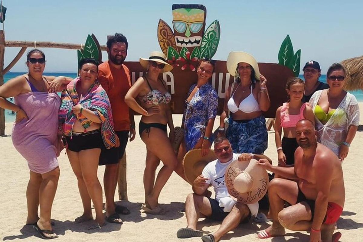 un groupe de personnes posant pour une photo sur la plage