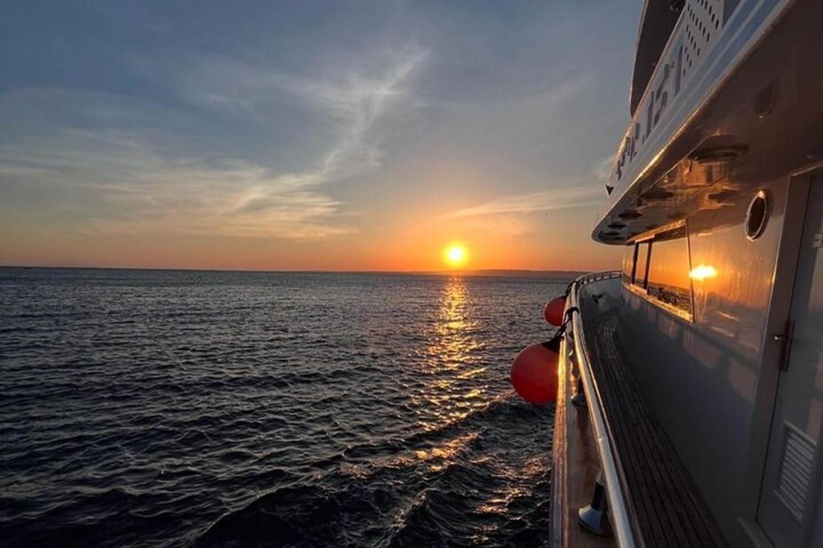 un coucher de soleil depuis l'arrière d'un bateau de croisière