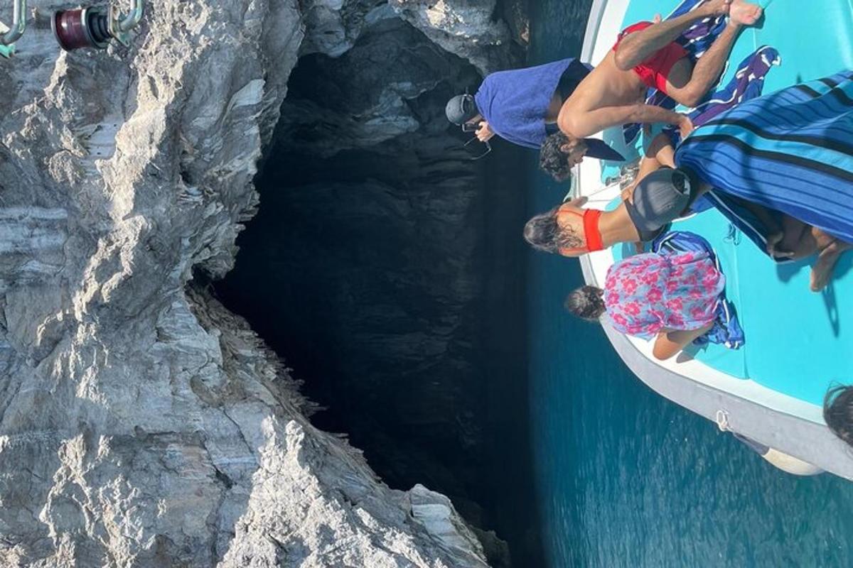 um grupo de pessoas em pé em um barco na água