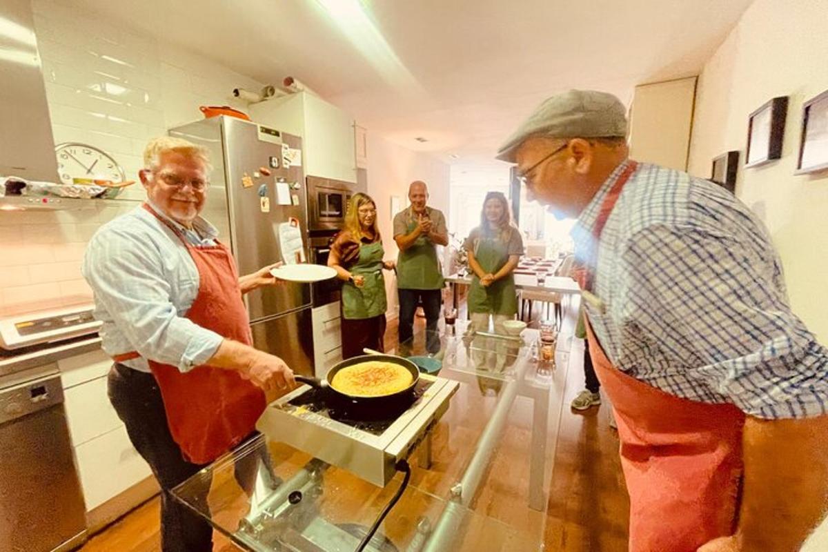 un gruppo di persone in piedi in una cucina che prepara il cibo