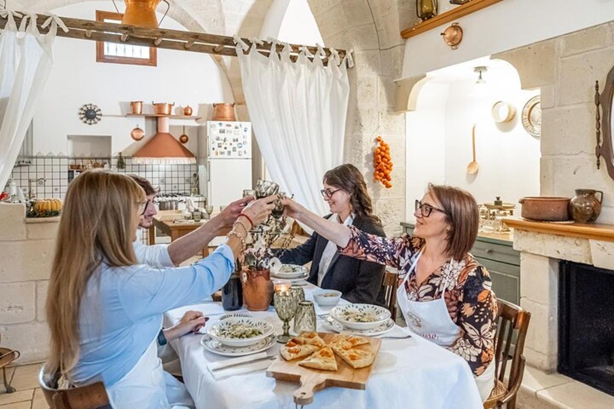 grupp naisi istub laua ümber ja sööb toitu