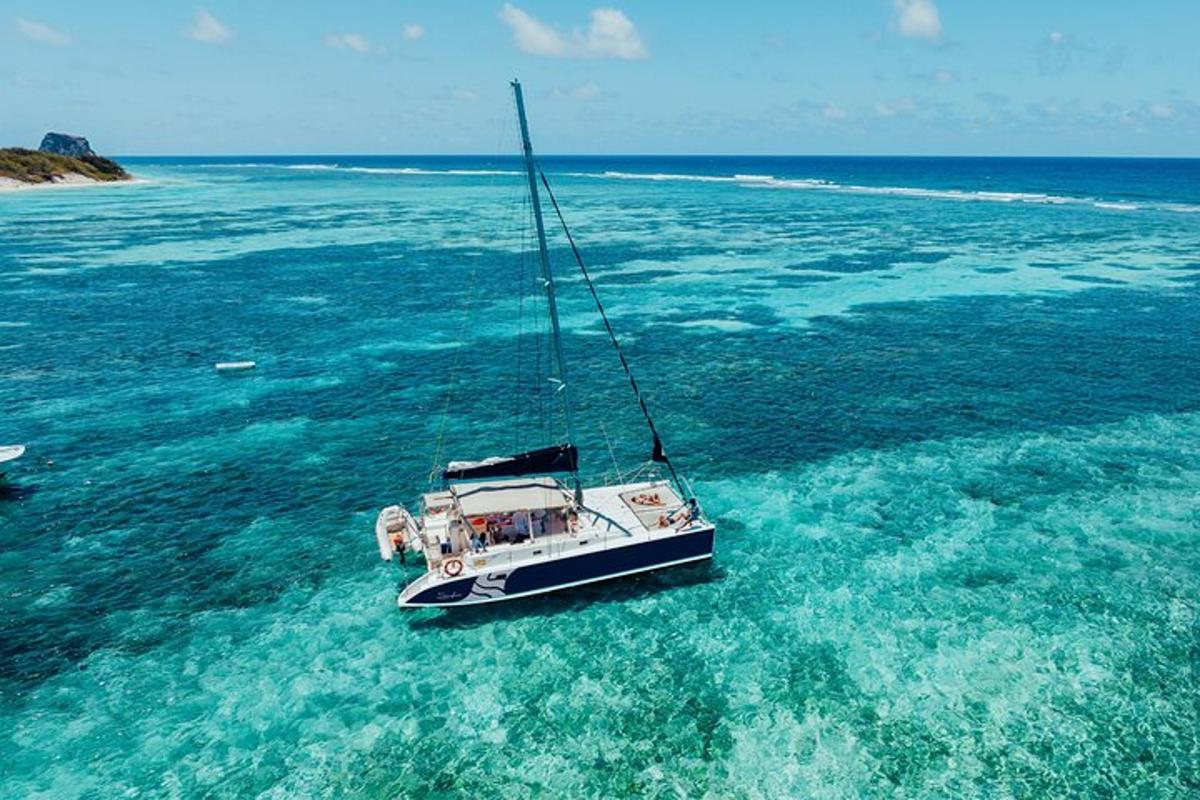 una barca che galleggia nell'acqua dell'oceano