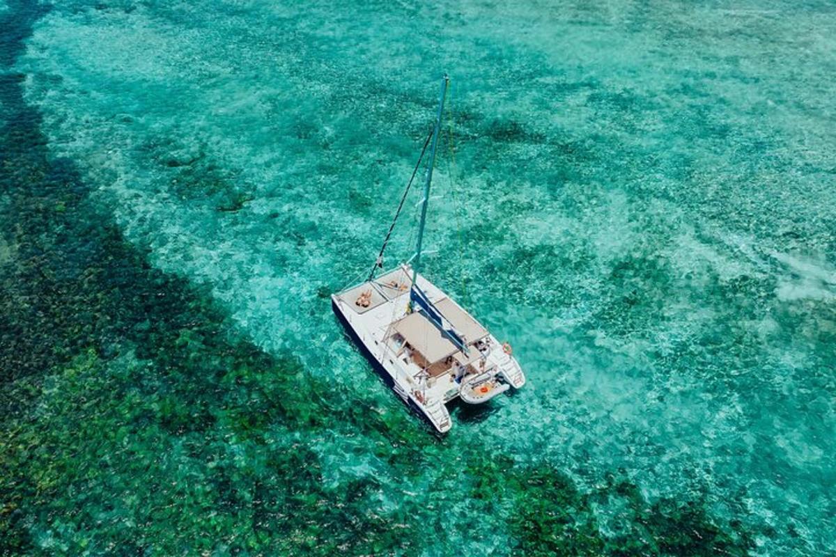 una barca bianca che galleggia nell'acqua blu