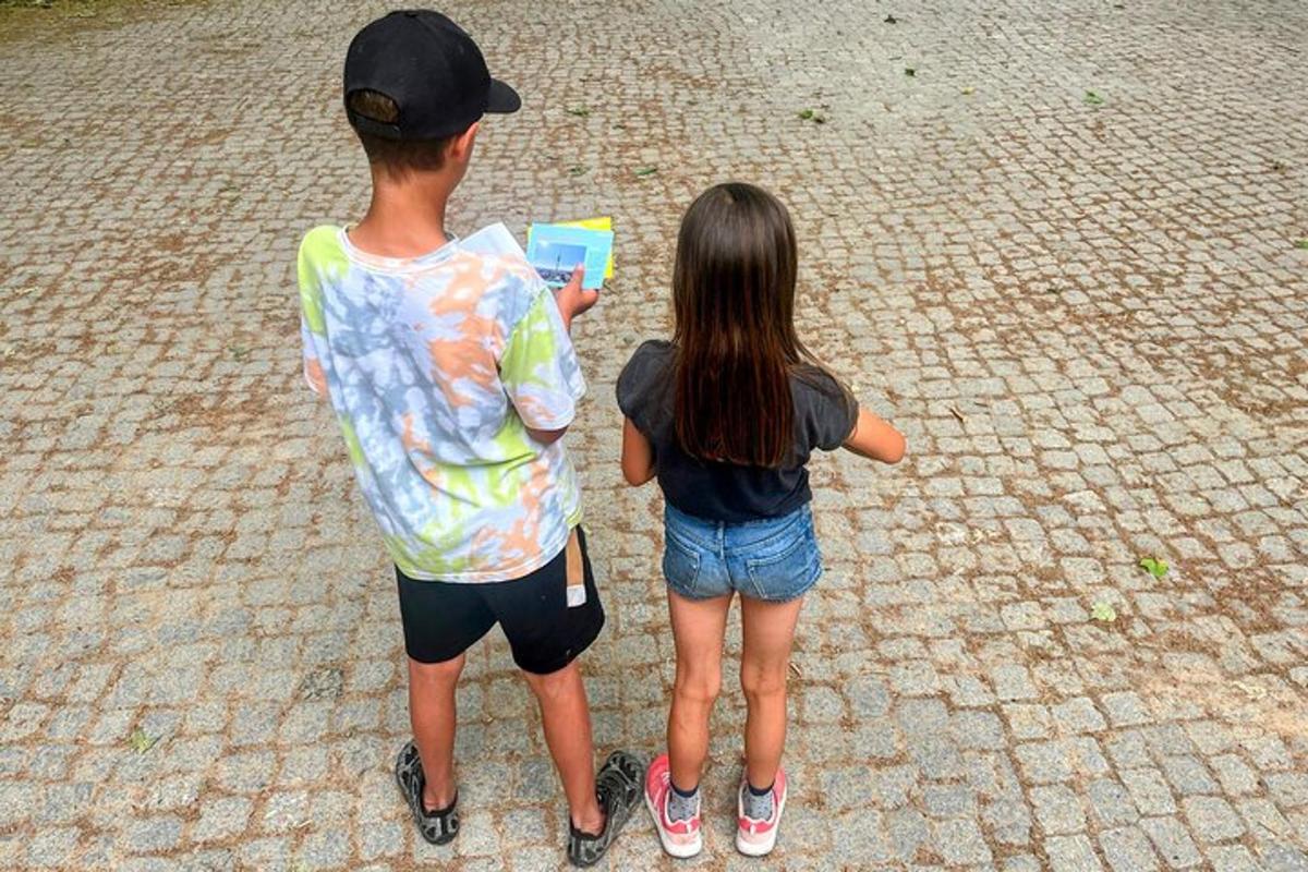 ein Junge und ein Mädchen stehen nebeneinander