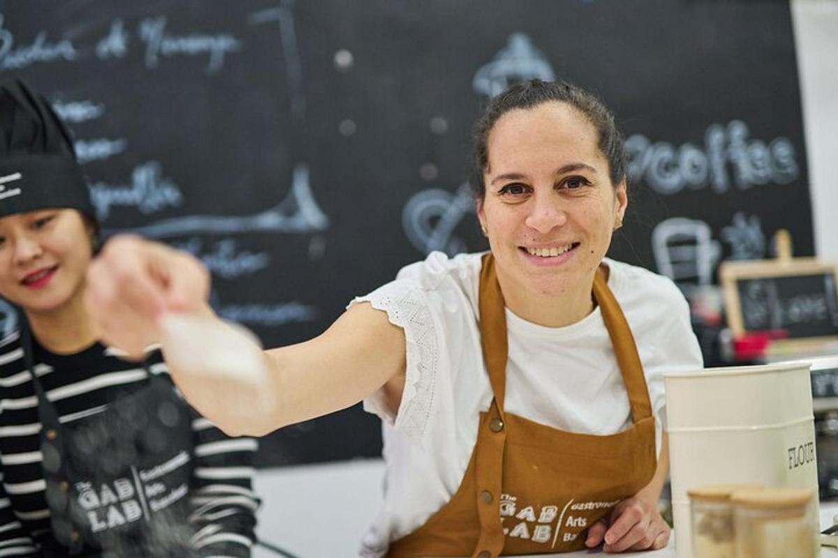 Una mujer parada en una cocina junto a una niña.