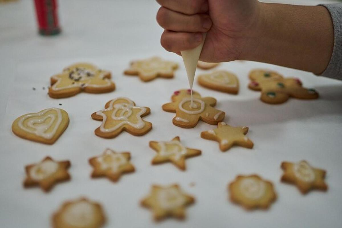 Una persona está haciendo galletas de jengibre con una cuchara.