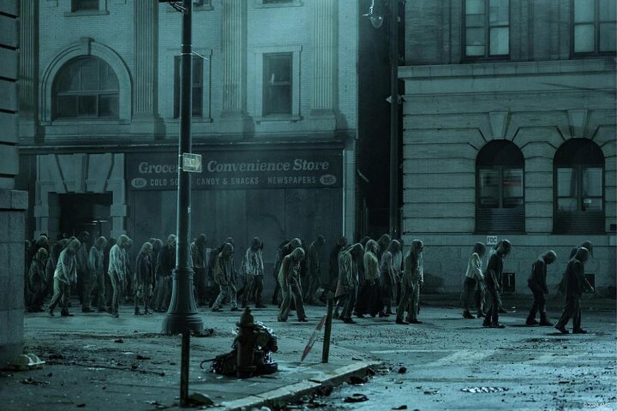 un grupo de personas caminando por una calle de la ciudad