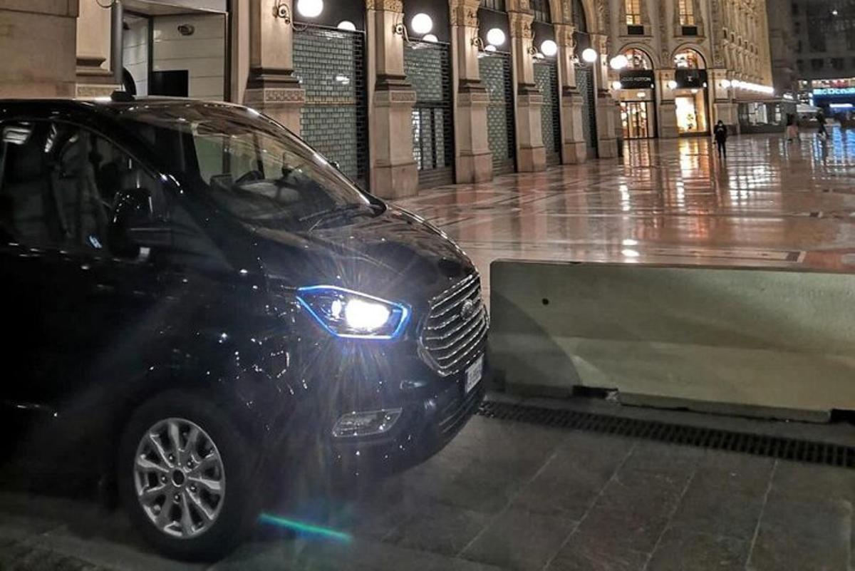 černé auto je zaparkované v budově
