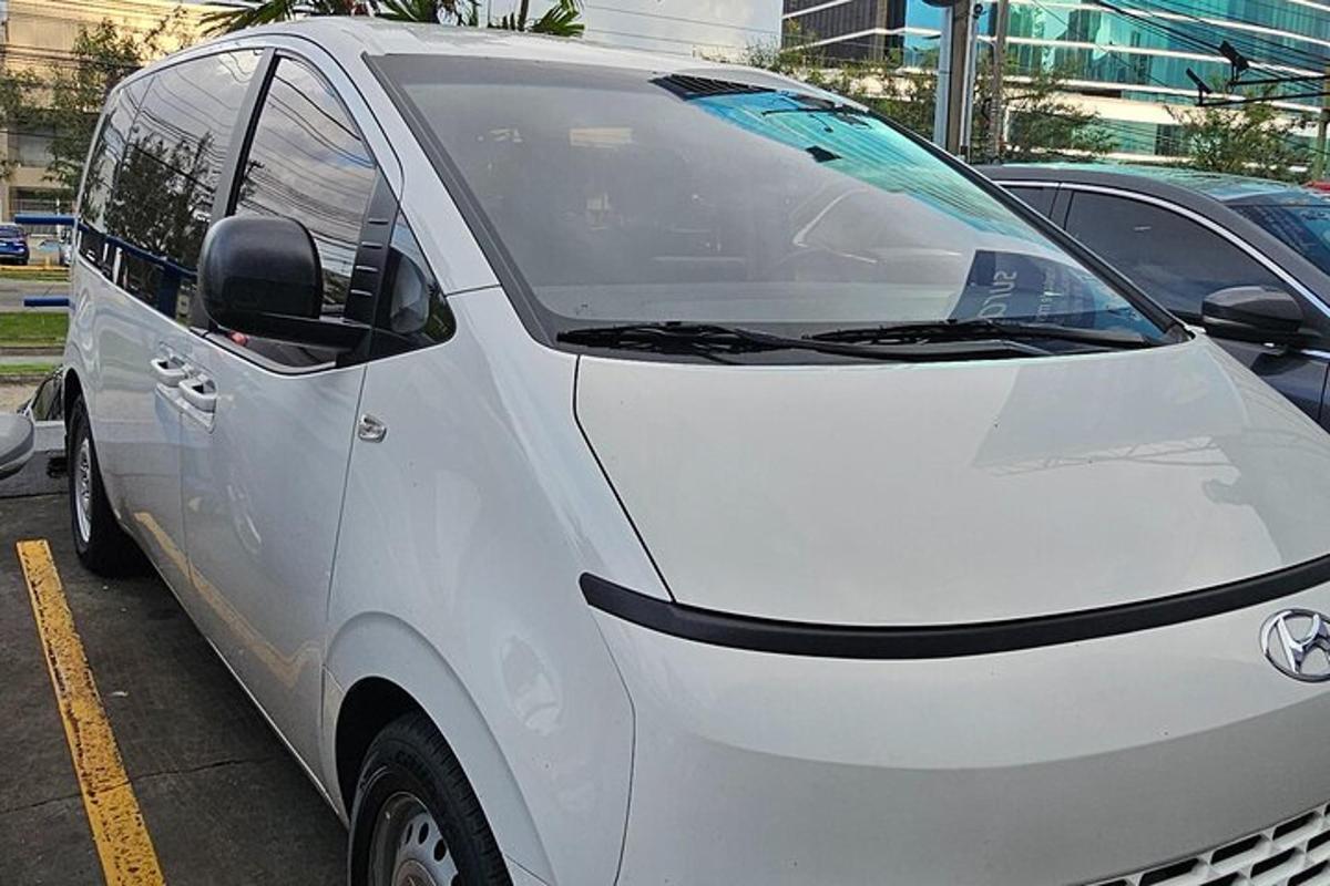 valge auto pargitud parklas