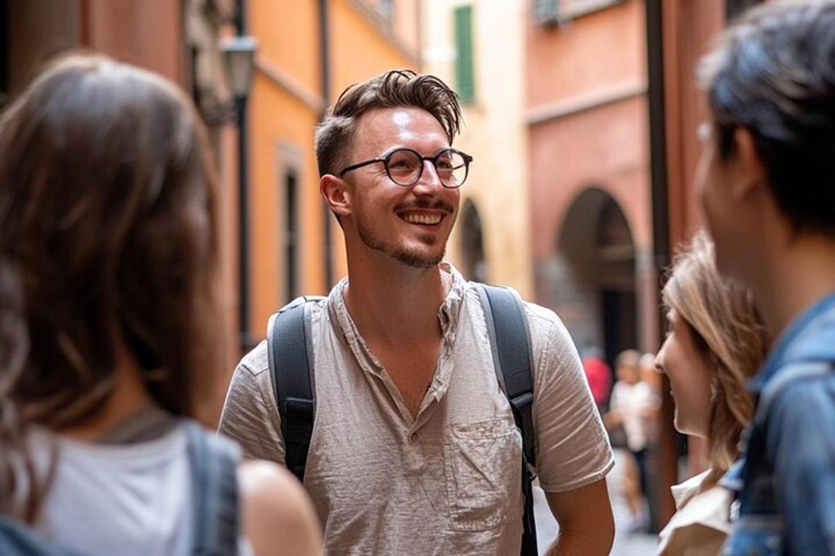 un uomo con gli occhiali che cammina per strada