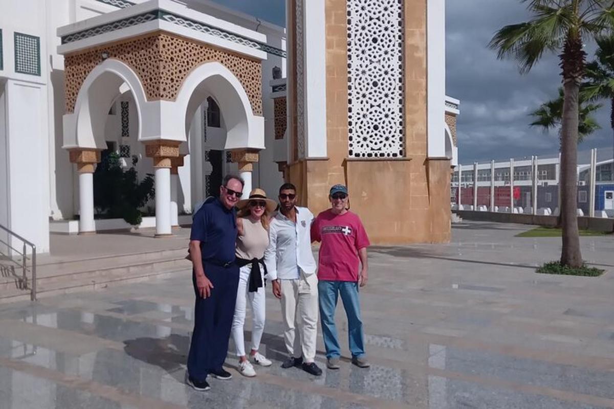 Un grupo de personas de pie frente a un edificio.