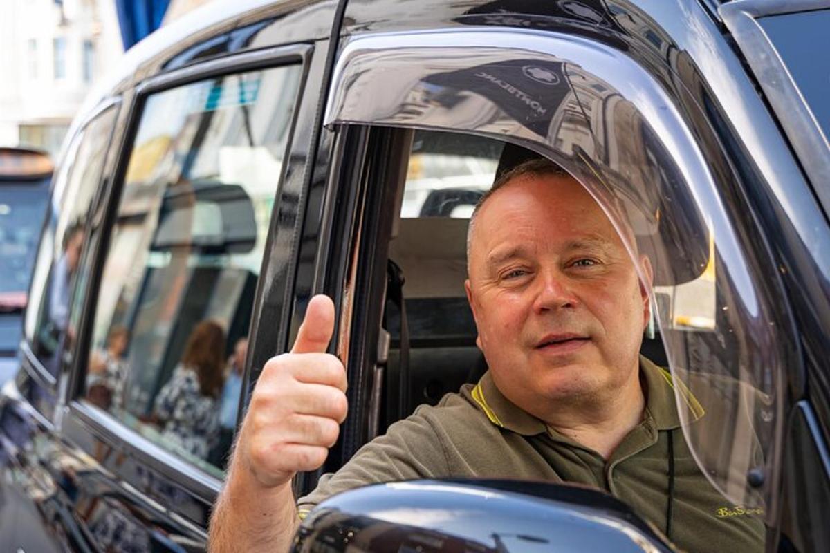 en mand, der giver tommelfingeren op, mens han sidder i en bil