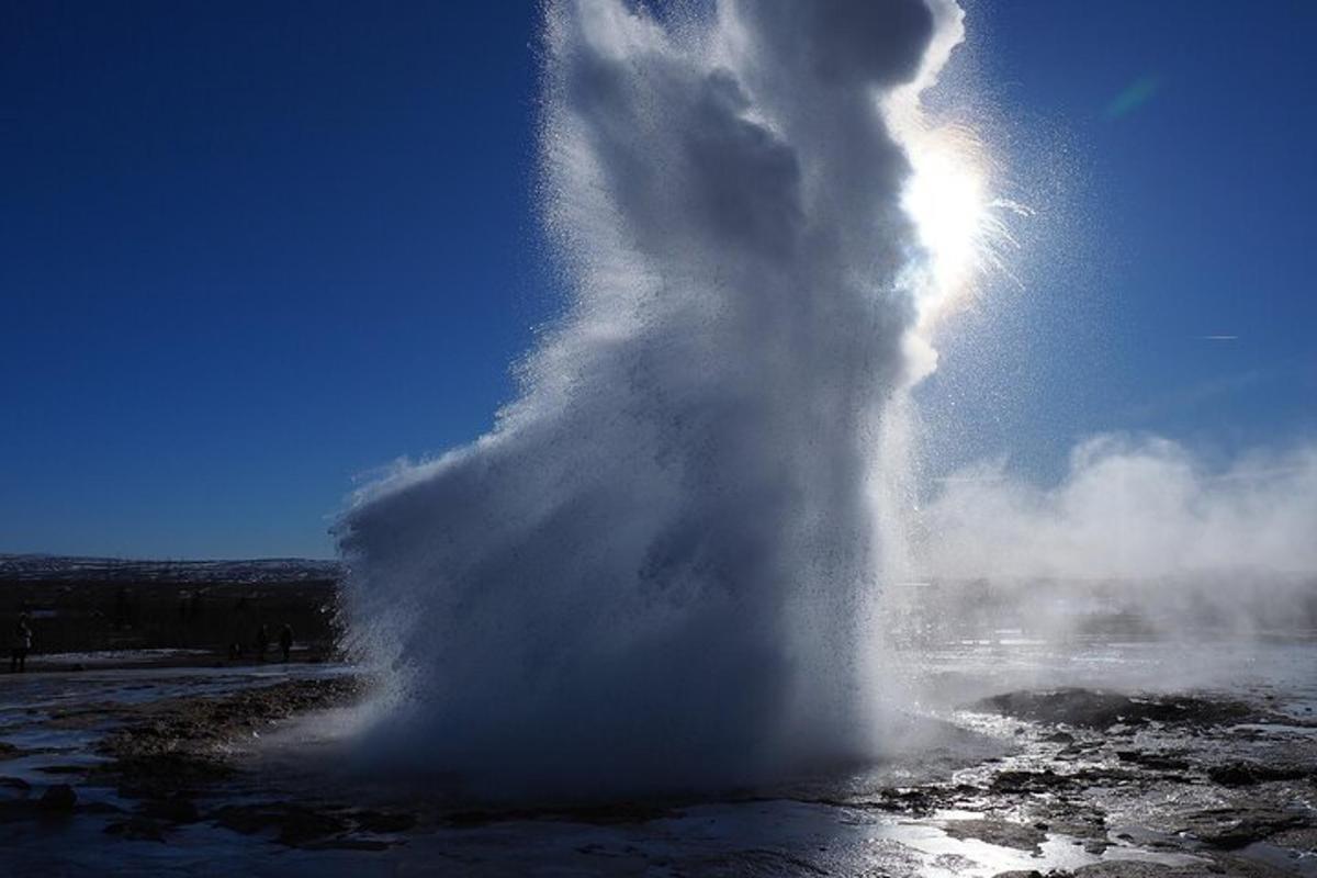 geyser di dalam air dengan matahari di langit