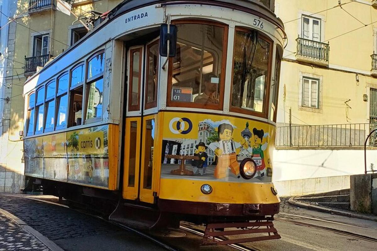 tramvaj s malbou na přední straně