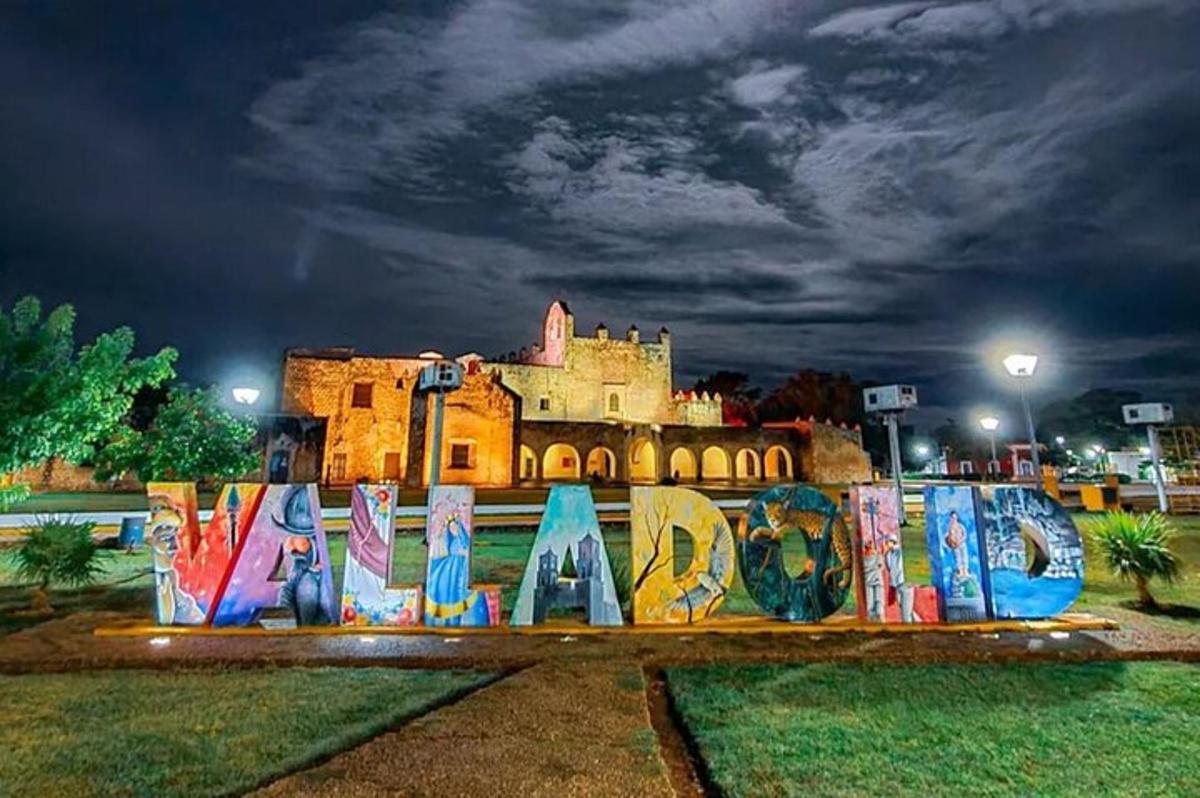 egy vár előtti graffitivel borított gördeszkapark