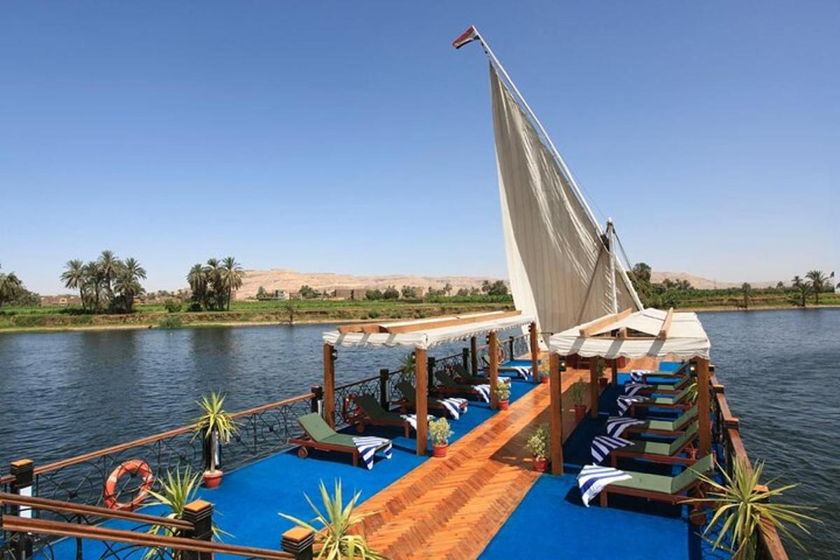 قارب مع كراسي ومظلات على الماء