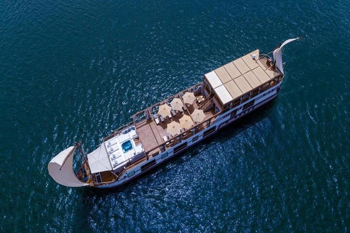 μια πανοραμική θέα ενός σκάφους στο νερό