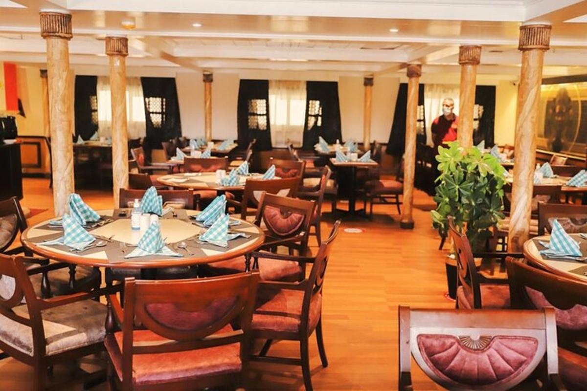 restoran laudade ja toolidega ning taustal mees