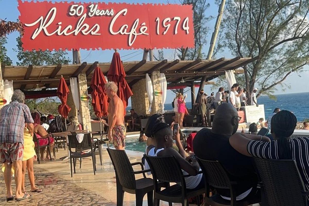 skupina lidí sedících na židlích v restauraci