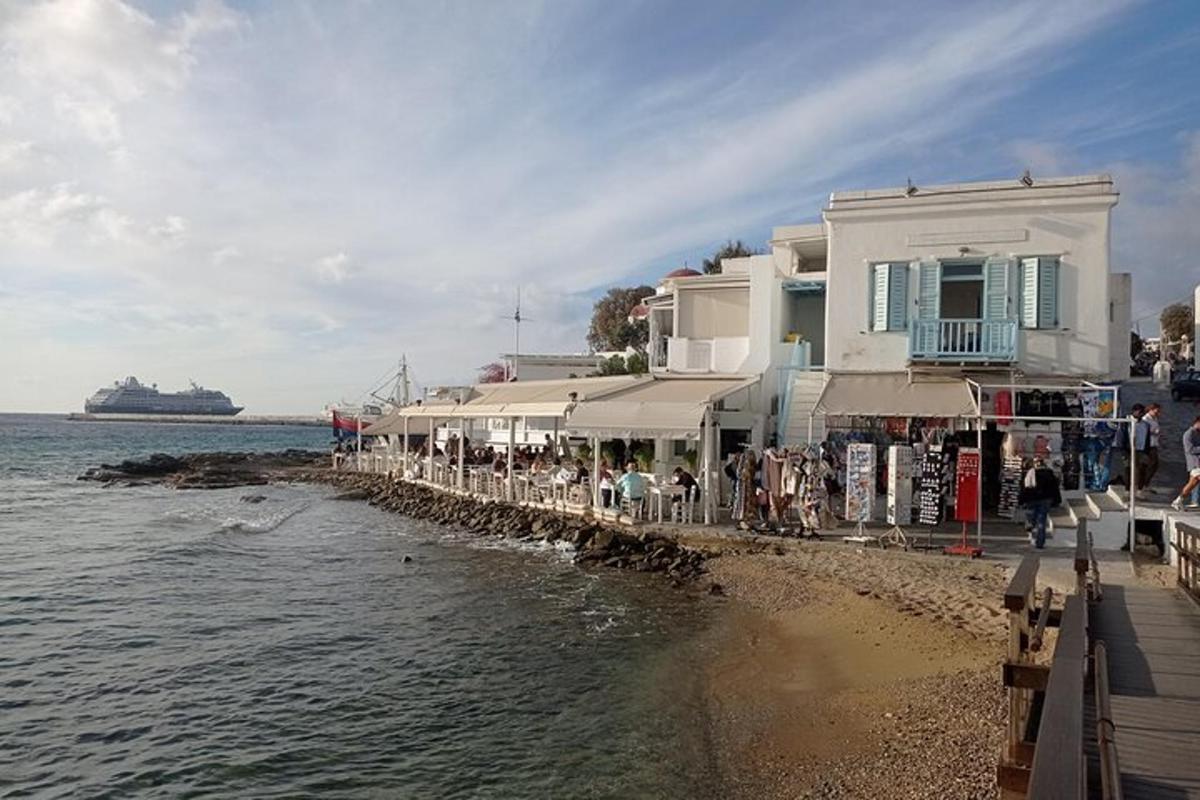 Un grupo de personas sentadas en un muelle cerca del agua.