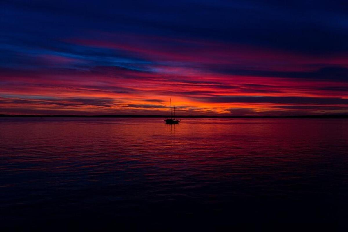 un barco en medio del agua al atardecer