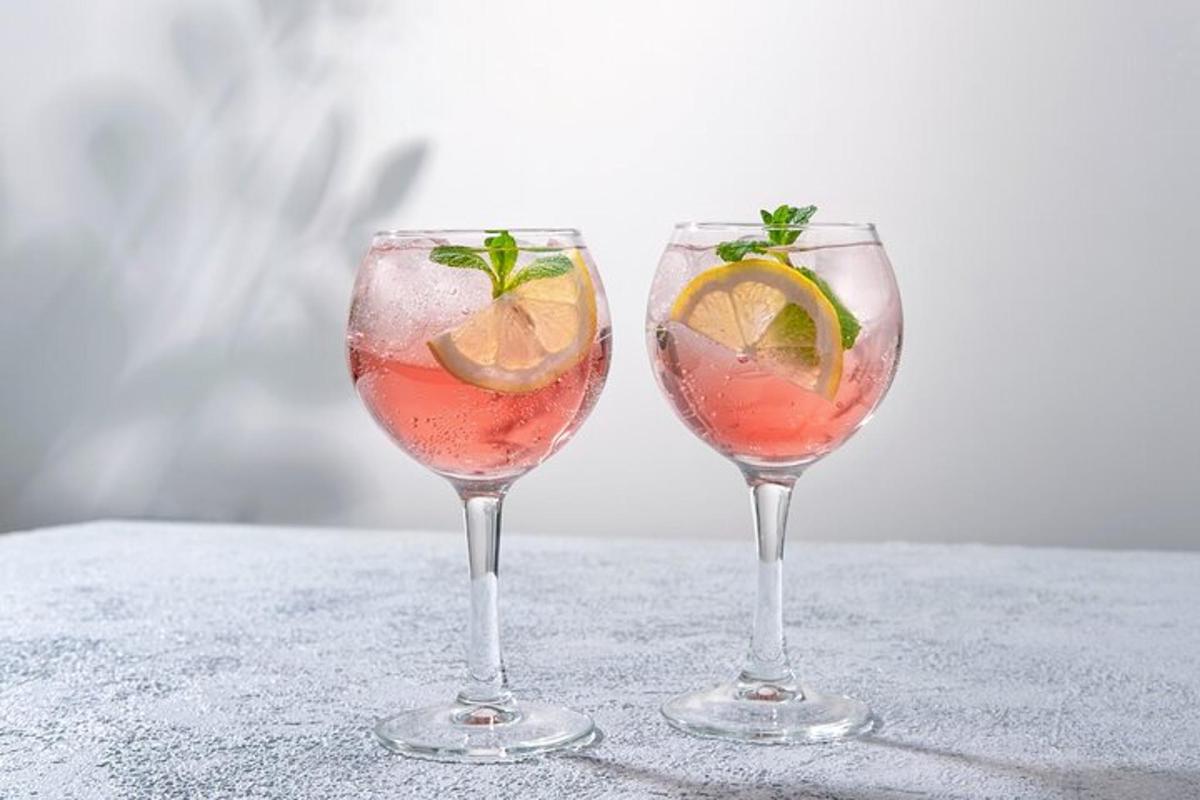 Dos copas de vino sobre una mesa