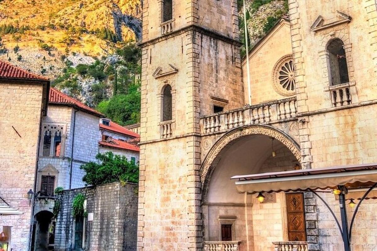 стара будівля з годинниковою вежею на вулиці