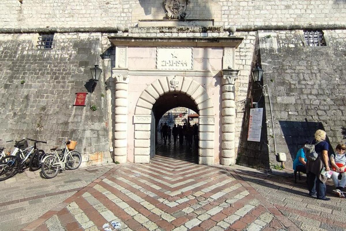 арка в будівлі, через яку проходять люди
