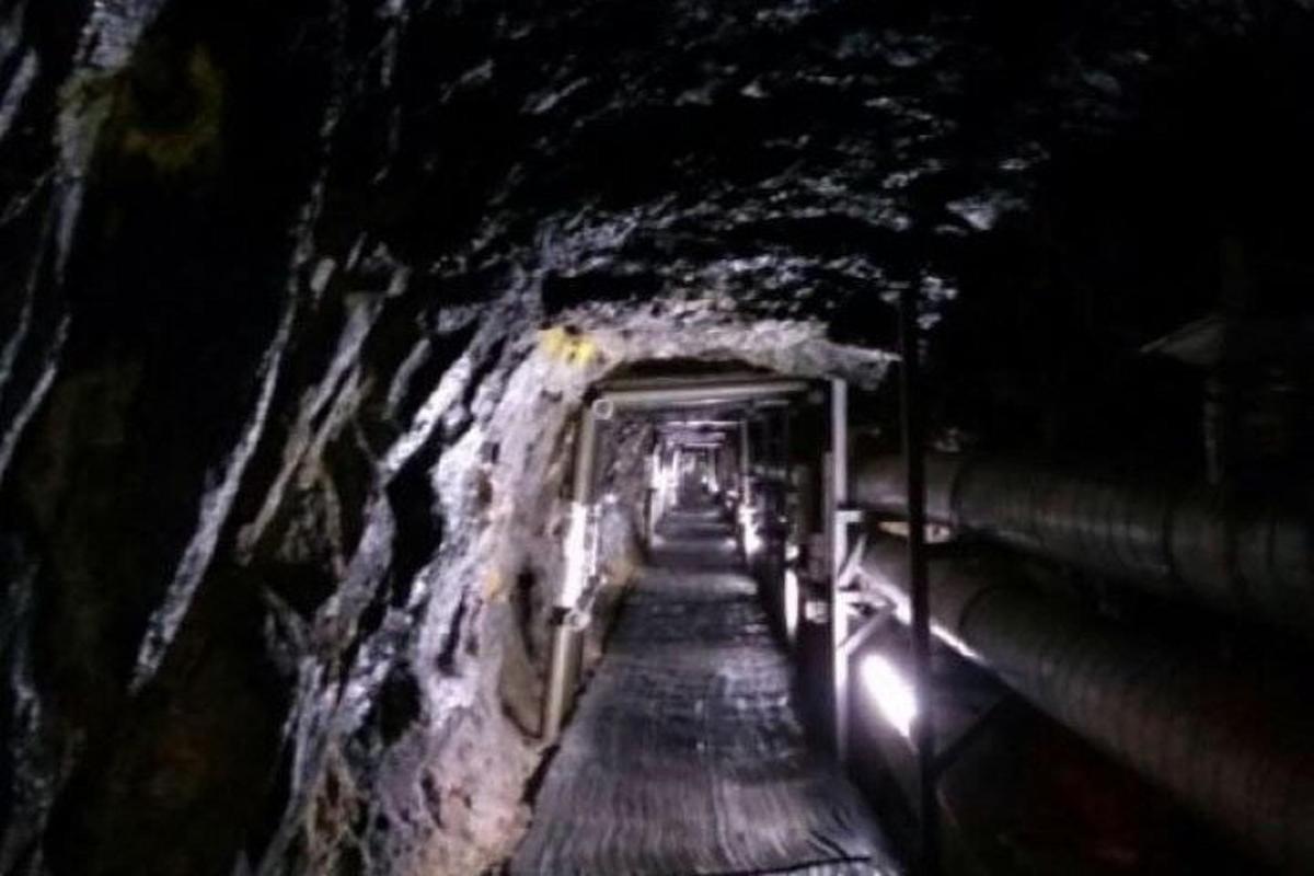 terowong gelap dengan laluan di dalam gua pada waktu malam