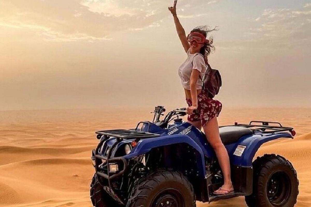 una donna in piedi su un camion nel deserto